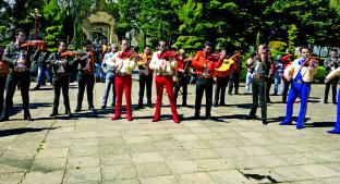 Mariachis arman pachangón para su patrona en Calimaya