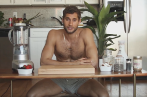 Cocina semidesnudo, y dicen que es el chef más guapo del mundo. ahora la rompe en las redes y las mujeres gritan cuando lo ven en la calle