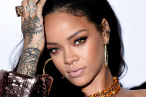 Rihanna publicó polémica foto con su sobrina desnudas y besándose ¡Instagram estalló en críticas!