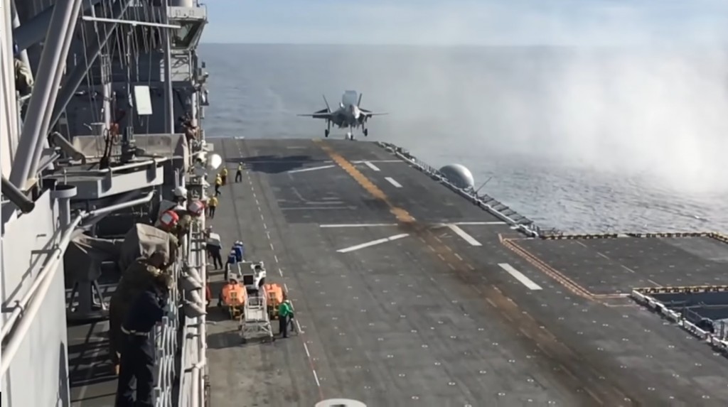 El espectacular aterrizaje vertical del caza F-35 B de la Marina estadounidense