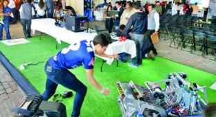 Joven toluqueño construye robots y los exhibe