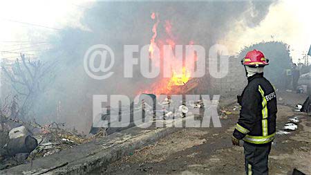 Explota torre de alta tensión y provoca incendio en Ecatepec