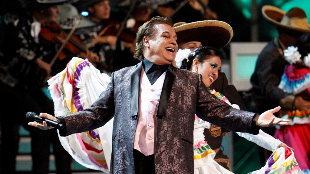 Uno de los presentadores de los Latin Grammy 2016 se olvidó de que Juan Gabriel había muerto