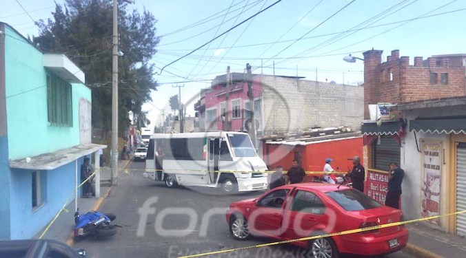 Conductor herido de bala arrolla a ladrón en motocicleta para impedir robo