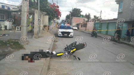 Sujetos en auto persiguen a un motociclista y lo asesinan a balazos