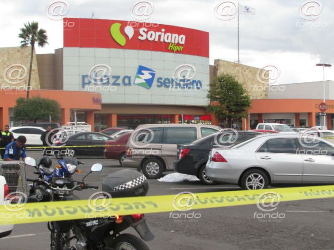 Roban y asesinan a un hombre en plaza comercial de Edomex