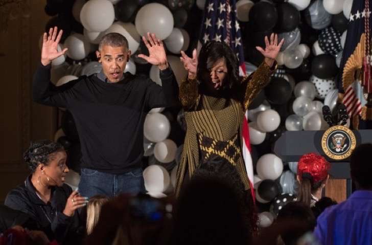 Obama queda fascinado con un niño disfrazado de él en la fiesta de Halloween de la Casa Blanca