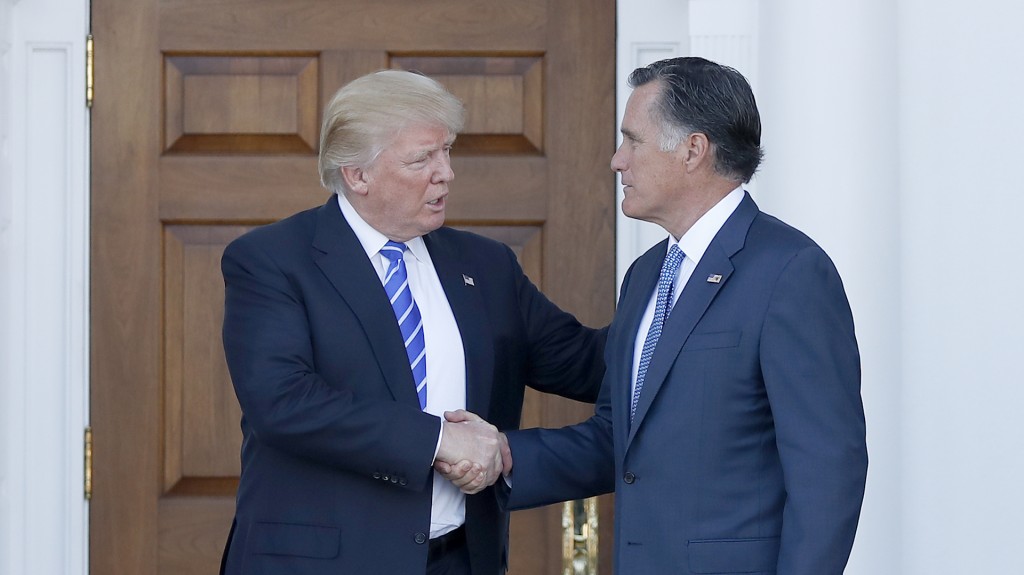 Donald Trump recibió a Mitt Romney para superar diferencias después de duras críticas durante la campaña