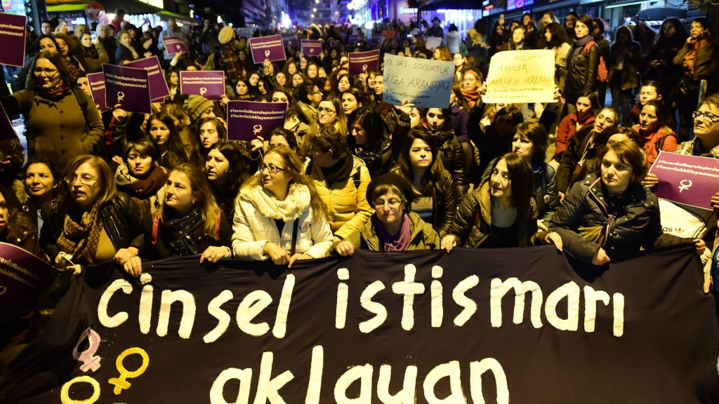 Miles de turcos protestaron en Estambul contra la ley que impulsa el gobierno para perdonar a los violadores