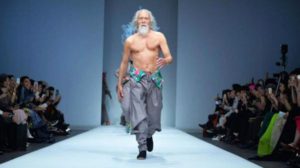 Este es el abuelito de 60 años que se desnuda en  las pasarelas y tiene a todas las mujeres vueltas locas