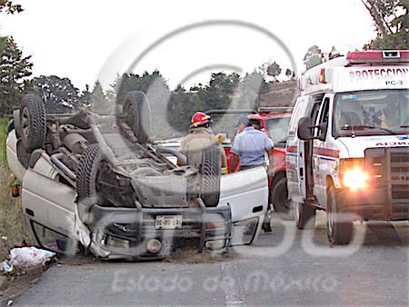 Una niña muerta y varios heridos deja volcadura de camioneta en Edomex