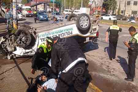 Conductor choca y voltea patrulla durante persecución en la vía López Portillo; hay 3 heridos