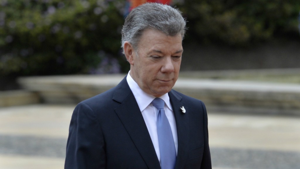 Juan Manuel Santos, entre el histórico acuerdo de paz y su imagen por el suelo