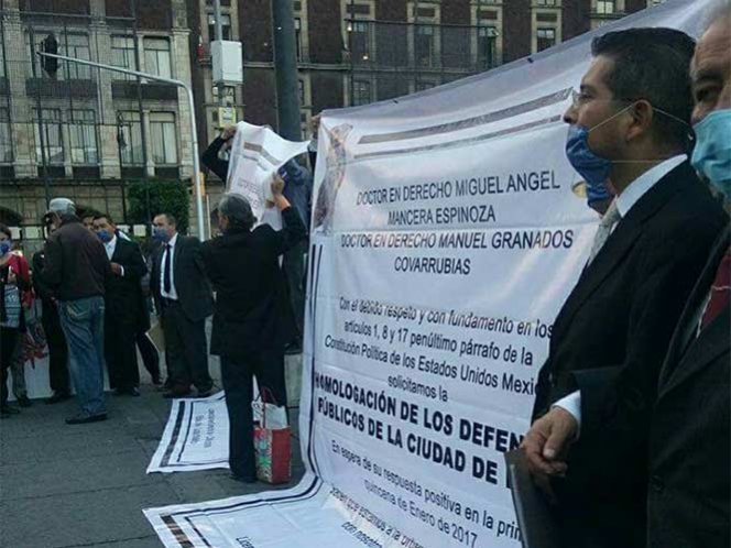 Defensores públicos marchan en CDMX por homologación salarial