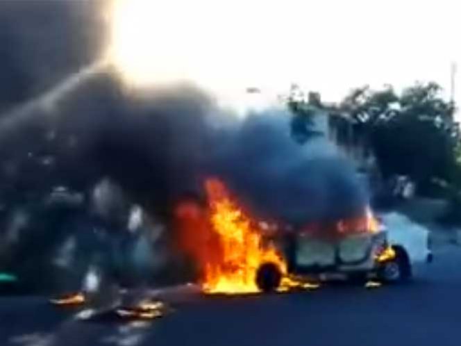 Incendian camioneta con personas en Zihuatanejo