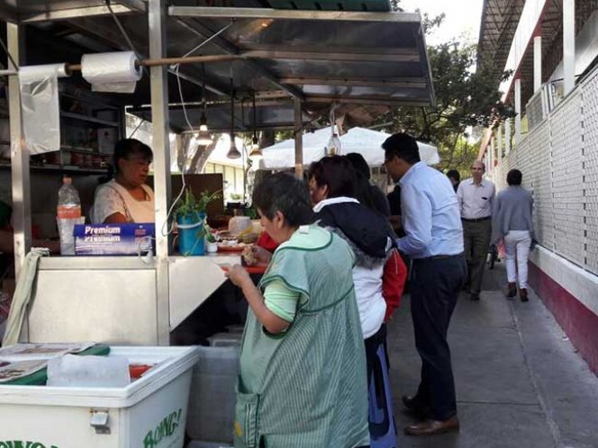 Colonia Roma es invadida por puestos ambulantes