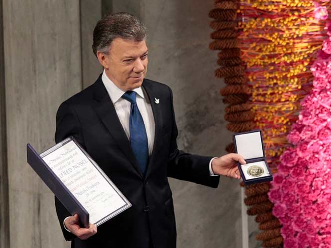 Presidente de Colombia recibe el Nobel de la Paz; honra a víctimas