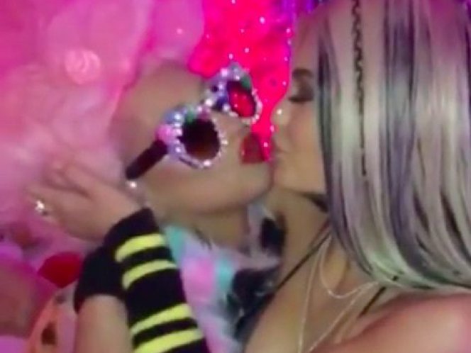 Kylie Jenner le regala un beso en la boca a Christina Aguilera