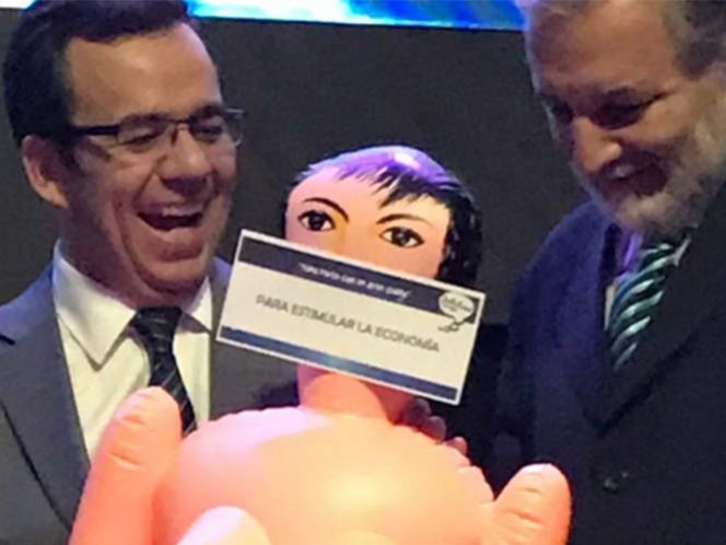 Regalan muñeca inflable a ministro para estimular… la economía