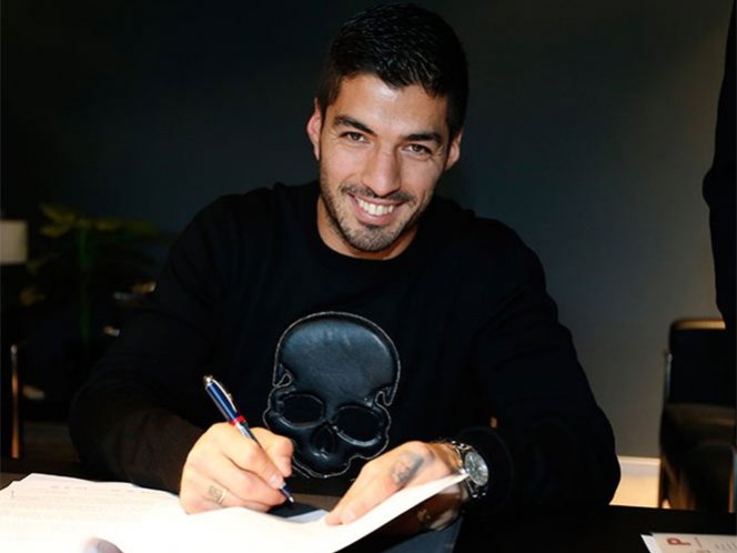 Luis Suárez, feliz por firmar renovación con Barcelona