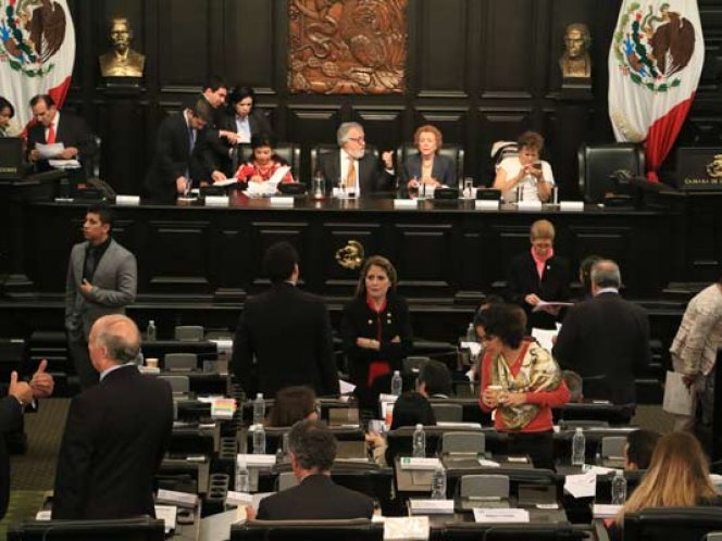 Aprueban primeros tres artículos de Constitución capitalina