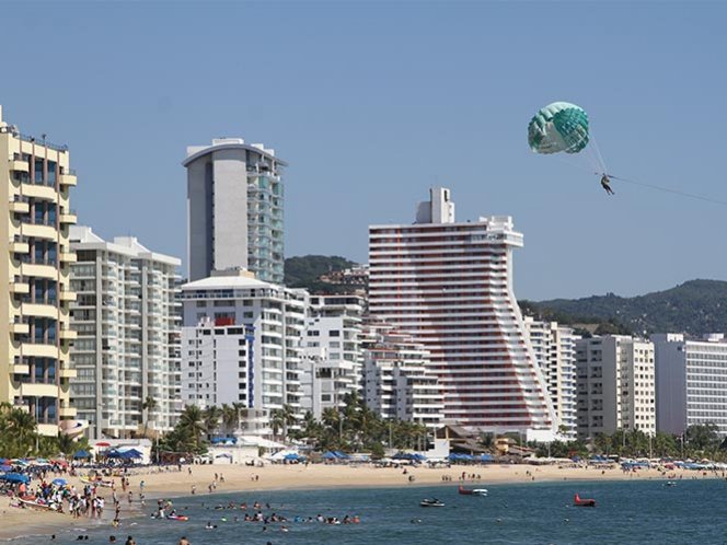 Acapulco recibe a vacacionistas con playas limpias