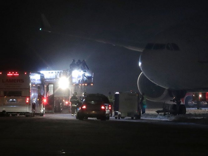 Avión de Vikingos se sale de pista y quedan horas atrapados