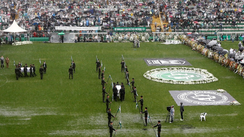 Una multitud despide en Chapecó a sus futbolistas en una emotiva ceremonia bajo una lluvia torrencial