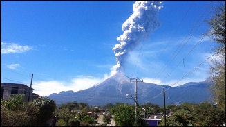 Volcán de Colima emite fumarola de tres kilómetros