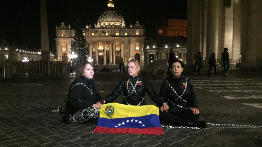 Lilian Tintori cumple un día encadenada frente al Vaticano: “Es importante que su Santidad escuche todas las voces”