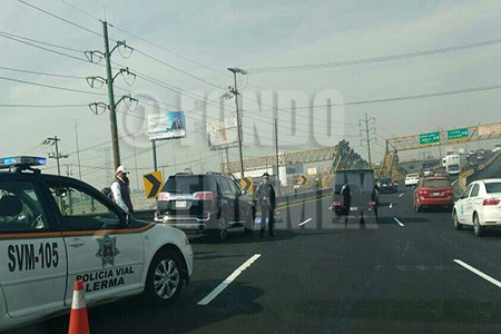 Hombre intenta cruzar corriendo la  México-Toluca y muere arrollado