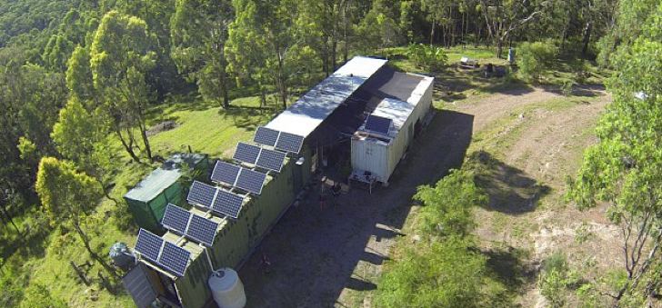 Querían alejarse de la sociedad. Crearon una casa con dos container en la cima de la montaña