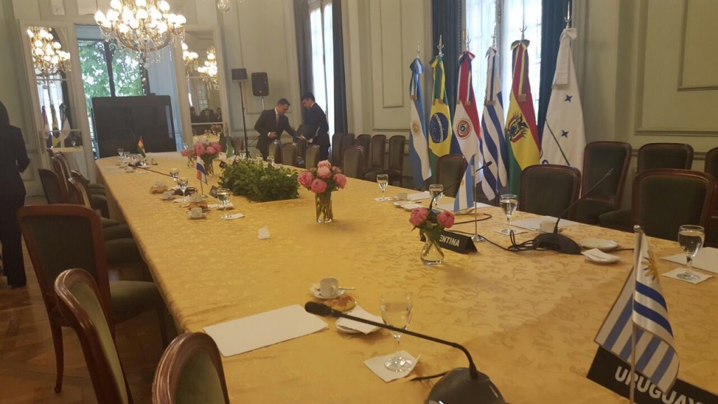 La canciller venezolana Delcy Rodríguez entró en la sala de reuniones del Mercosur sin invitación y sus pares la dejaron sola