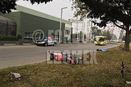 Derrapa motociclista a exceso de velocidad y muere de un golpe en Toluca