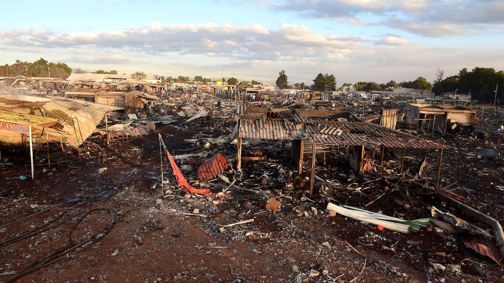 Las imágenes de la devastación en México tras la explosión de un mercado de pirotecnica