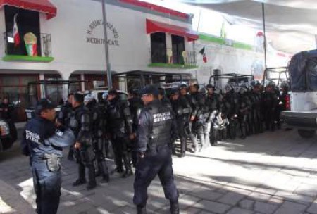 Comando amaga a policías y roba armamento de comisaría en Edomex