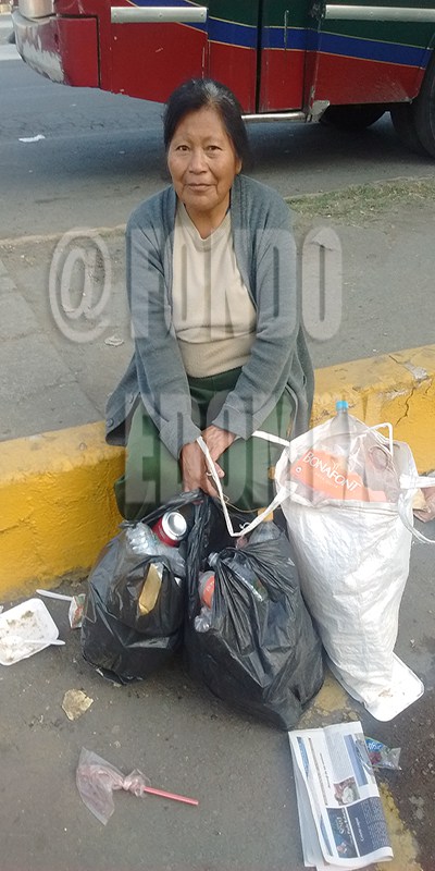 Hipólita recorre las calles de Ecatepec recolectando botellas de plástico a pesar de estar enferma