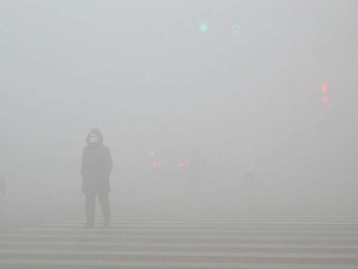 Forzó a 480 chicos a rendir examen en medio del peligroso smog. Hay impactantes fotos de la tortura