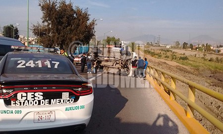 Familia de taqueros resulta herida al volcar su camioneta en puente de Neza