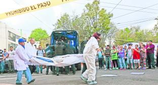 Automovilista aplasta a rateros cuando intentaban huir