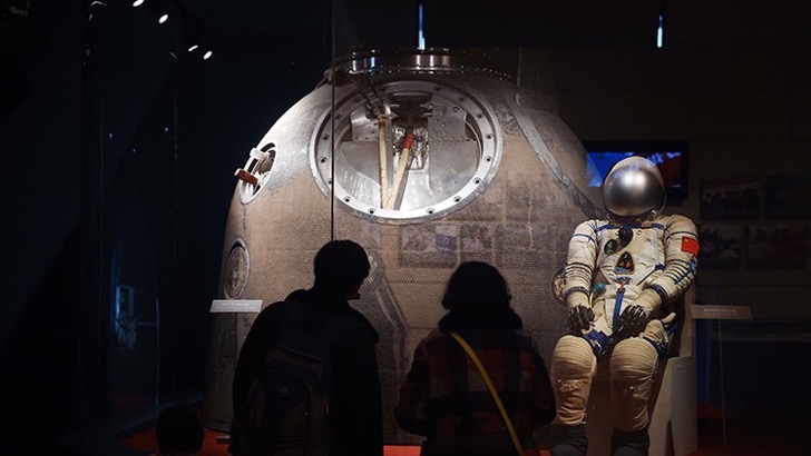 Este astronauta chino dijo haber escuchado misteriosos golpes a su nave espacial en pleno espacio