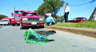 Jetta hace volar a pareja de peatones