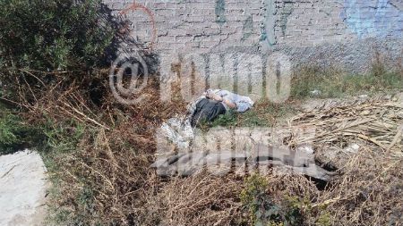 Arrojan cuerpo torturado y encobijado en baldío de Chimalhuacán