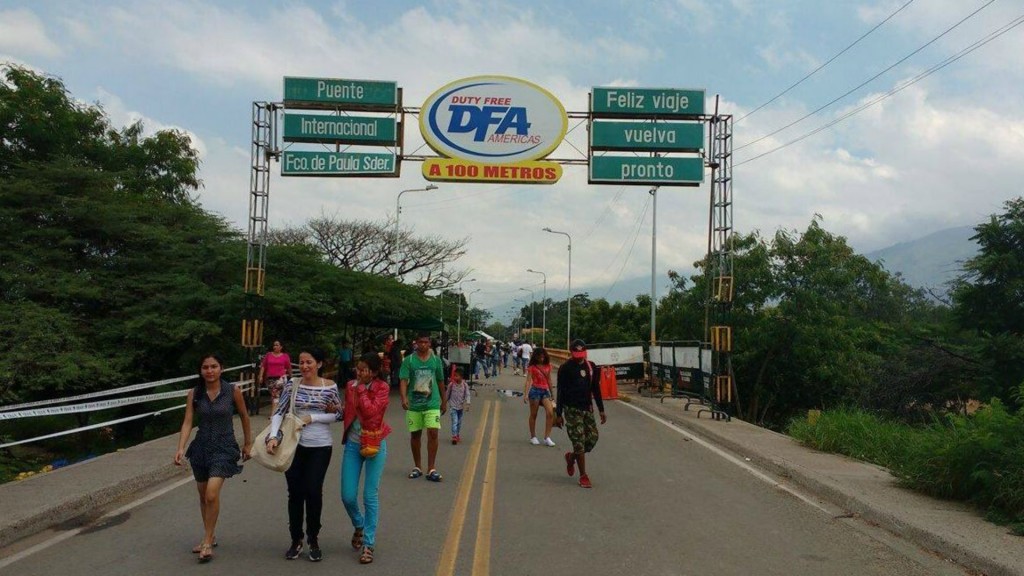 Cientos de venezolanos desafiaron a Nicolás Maduro y cruzaron la frontera con Colombia