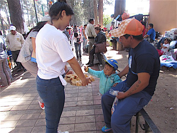 Joven de 17 años regala tranquilidad y alimento a familiares de enfermos en Toluca