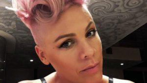 En topless, la cantante Pink mostró su embarazo al “natural”