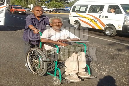 En silla de ruedas don José peregrina cada año a La Villa a pesar de su mala salud