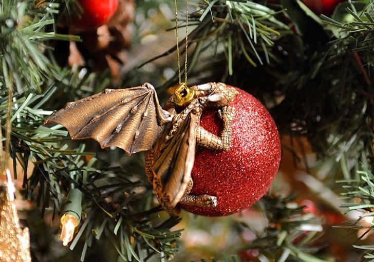 Estos tiernos dragones en esferas son lo que necesita tu árbol de navidad este año