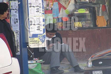 José estudia por las tardes y en la mañana vende dulces para apoyar a su familia