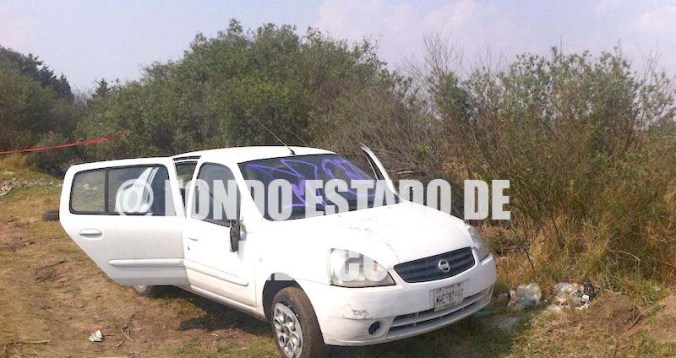 Dejan dos cuerpos encajuelados y un mensaje en un auto con reporte de robo